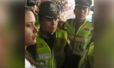 Se ve a María Anelín Suárez cuando la Policía le exige cubrirse la polera que tenía estampado el 21F. Foto: RRSS