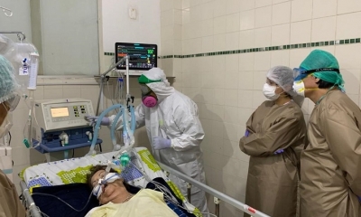 Especialista en terapia intensiva explica a profesionales del hospital Germán Busch el manejo del respirador analógico