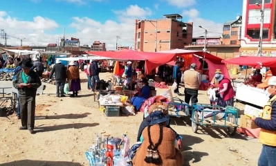 Personas en una feria de Senkata durante la cuarentena.