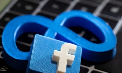 IMAGEN DE ARCHIVO. El logo impreso en 3D de Facebook y del nuevo nombre de la compañía, Meta, se ven sobre una computadora portátil en esta ilustració