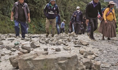 Cocaleros bloquean la ruta a los Yungas de La Paz en rechazo a una resolución ministerial.