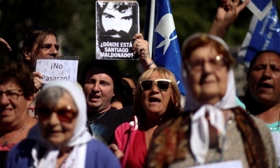 Ciudadanos argentinos se unen a las Madres de la Plaza de Mayo para protestar contra la desaparición de Santiago Maldonado, en Buenos Aires (Reuters)