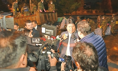 Desde horas 05:00am el presidente Evo Morales verifica el recojo de deshechos solidos por efectivos de las FFAA.
