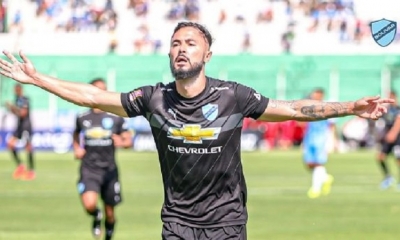 Francisco da Costa celebra uno de los goles que anotó ante Blooming. 