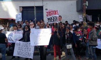 Seguidores del alcalde José María leyes en las puertas del Tribunal de Justicia para brindar su apoyo a la autoridad edil/Foto. Christian Burgos