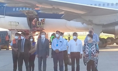 El presidente Luis Arce y autoridades del Gobierno que recibieron las vacunas Sinopharm la mañana de este miércoles. / Foto: APG