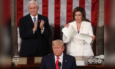 Al terminar la alocución de Donald Trump, Nancy Pelosi agarró su copia del discurso, que había leído atentamente durante la sesión, y la rompió en dos
