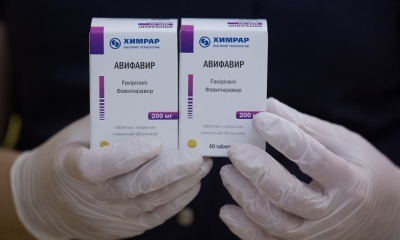 Comprimidos del medicamento antiviral Avifavir para el tratamiento de covid-19.