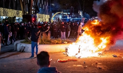 Manifestantes prendieron fuego a neumáticos en la principal zona comercial de Rotterdam.