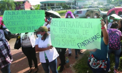 Personal de salud del hospital municipal El Bajío protestó ayer por la falta de contratos Foto: El Deber .