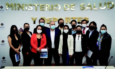 Costa con la viceministra Veizaga y autoridades