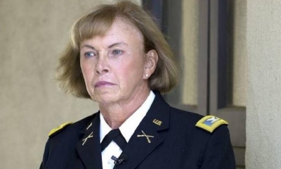 El coronel retirado Sheri Swokowski del ejército estadounidense, que ahora es una mujer