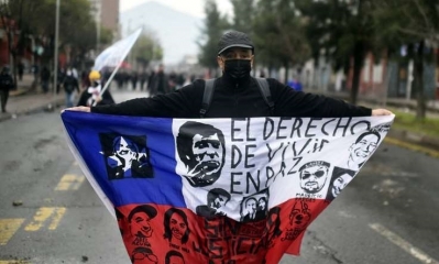 Encapuchados vandalizaron el domingo los exteriores del palacio presidencial