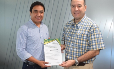 Edwing Arroyo y René Castedo con el reconocimiento otorgado por APIA/Foto. Extend