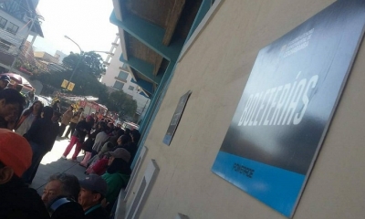 Hasta cerca del mediodía, la fila se extendía por más de dos cuadras. Foto: ABI