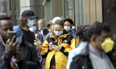 Personas en Nueva York con barbijos. | EFE