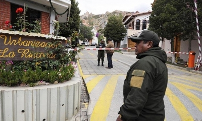 Policías vigilan el ingreso a la residencia de la Embajada mexicana en La Paz. | Foto archivo | AFP