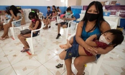 Indígenas de la etnia marubo esperan asistencia en Atalia do Norte (Brasil). | Fuente: EFE