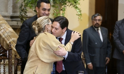 El abrazo entre Jeanine Áñez y Salvador Romero, cuando éste fue designado representante del örgano Ejecutivo ante el TSE.