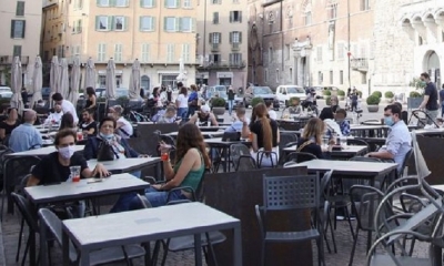 Italianos en un bar en una plaza de Brescia. | Fuente: EFE