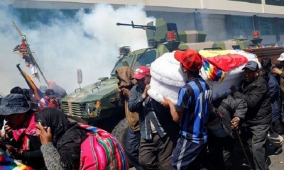 Foto / Archivo: Con uso de gases lacrimógenos Policía dispersa marcha que llegó de El Alto con ataúdes de fallecidos en Senkata