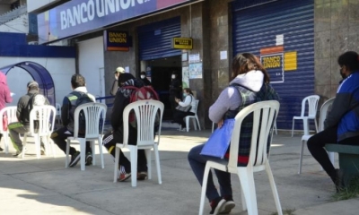 Filas para el cobro de bonos en el Banco Union