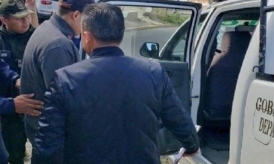 El sujeto es conducido hacia dependencias de la Felcc. 