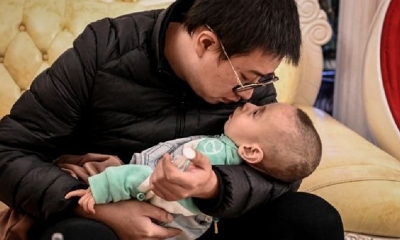 Xu Wei y su pequeño hijo Xu Haoyang, diagnosticado con el síndrome de Menkes. 