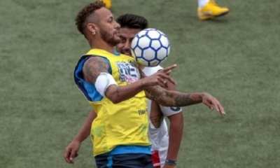 Neymar disputando un partido con la organización benéfica Neymar Junior Project Institute. Foto: AFP