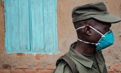 Un paramilitar en Uganda en medio de las medidas para enfrentar el coronavirus en su país. | Fuente: AFP