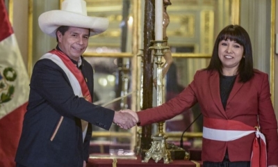 El presidente de Perú, Pedro Castillo y la recién jurada jefa de gabinete, Mirtha Vásquez, ayer. Foto: AFP.