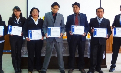 Los universitarios con sus certificados/Foto. SIN