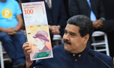 Maduro muestra un nuevo bolívar. 