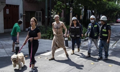 Residentes de la capital mexicana salen de sus viviendas por el sismo del martes. | EFE
