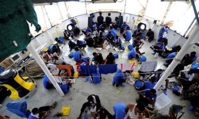 Migrantes en el barco Aquarius entre Malta y Linosa.