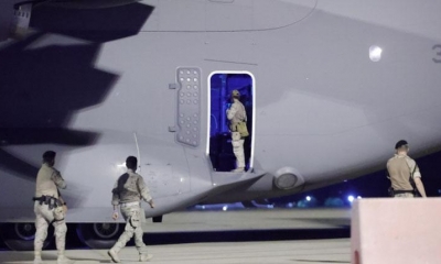 La evacuación de diplomáticos, afganos y otros extranjeros prosigue en condiciones difíciles en Kabul
