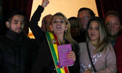 Foto / Archivo :Jeanine Áñez, en el centro y con la faja presidencial, se dirige a la multitud el martes 12 de noviembre de 2019 