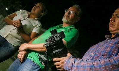 Jorge Gutiérrez junto al equipo de Unitel tras ser liberados 
