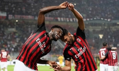 Futbolistas del Milan festejan una de las conquistas en el triunfo 3-1 sobre la Roma.