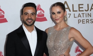 El cantante Luis Fonsi posa junto a su mujer, Águeda López, en la alfombra roja de los Grammy 
