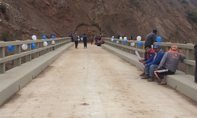 El presidente en ejercicio Álvaro García Linera entregó el puente vehicular Bambaru Callaviri. Foto: ABI
