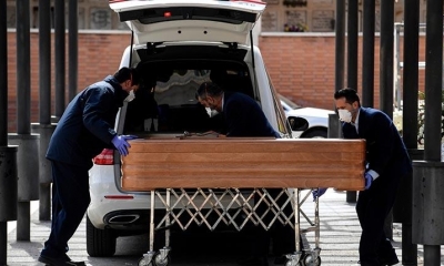 Traslado de los restos de una persona fallecida por coronavirus, ayer en Madrid. | AFP