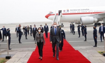 El rey Felipe VI (der.), a su llegada al aeropuerto de Lima, Perú, hoy. | EFE