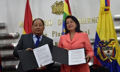 Carlos Romero y la embajadora de Colombia en el país, Edith Andrade, Firmaron un acuerdo de consultas de información migratoria. Foto: RRSS