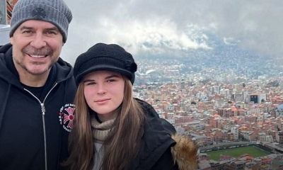 Marcel Claure y su hija Siena con el estadio de Tembladerani en el fondo