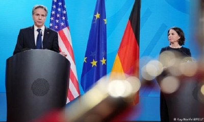 Antony Blinken dice desde Berlín que Rusia revive la Guerra Fría con sus amenazas.