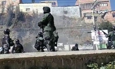 Los efectivos de la Policía lanzan gases en el sector de Minasa.