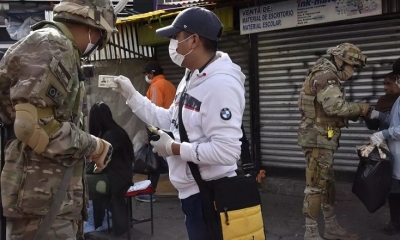 La policía militar de Bolivia controla la identificación de los peatones en La Paz, el 26 de marzo de 2020 AFP
