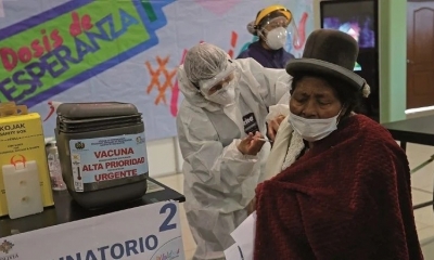 Pacientes con enfermedades de base recibieron la vacuna en el campo ferial de La Paz. 