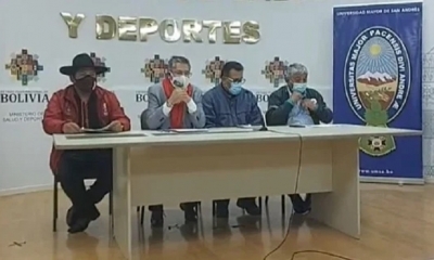 Autoridades subnacionales y del Ministerio de Salud, en rueda de prensa. 